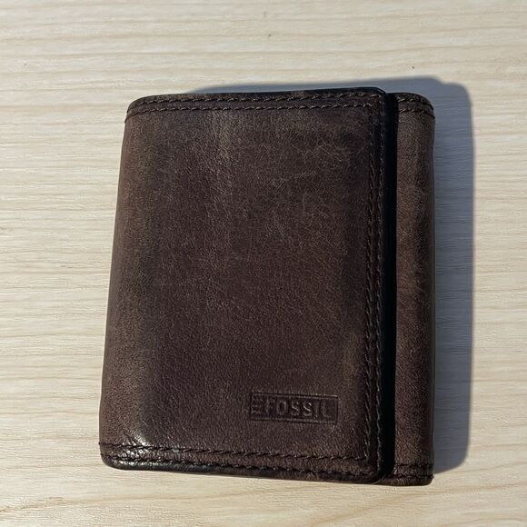 Fossil Brown Genuine Soft Leather Trifold Wallet Cards Cash ID Window Distressed - Picture 1 of 15